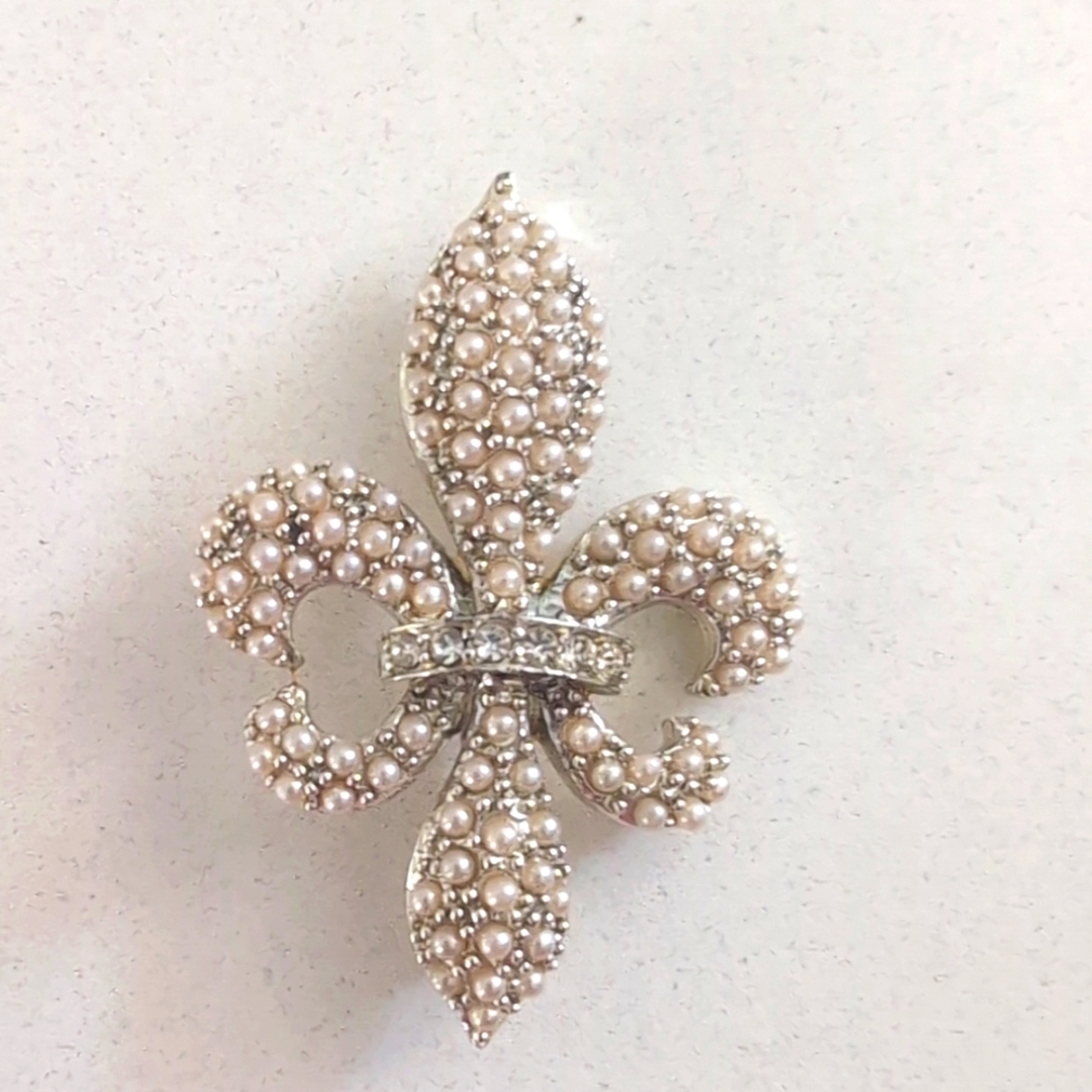Fleur de Lis Pearl Brooch